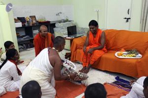 07-ashramite-get-his-dress-blessed-by-swamiji CMP WM.jpg