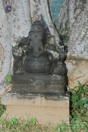 1989-GANESHA TiruvannamalaiTemple BanyanTreeGaneshaArea Nov2006 39-39.jpg