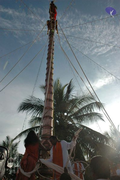 File:20071223 flaghoist 7587 CMP WM.jpg