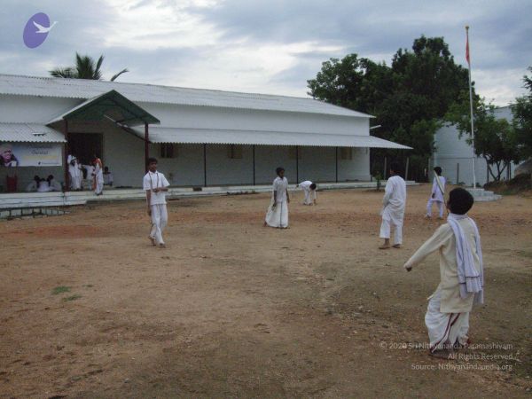 2008 Gurukul Photo 127 1iS4W0XocnS0OfZKPBk81-m8WLgwN2Jom.jpg