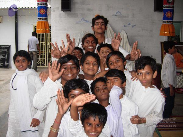 2008 Gurukul Photo 163 1V2mo2nbFqSYwwA1D2palJSvDmdbEQFAr.jpg