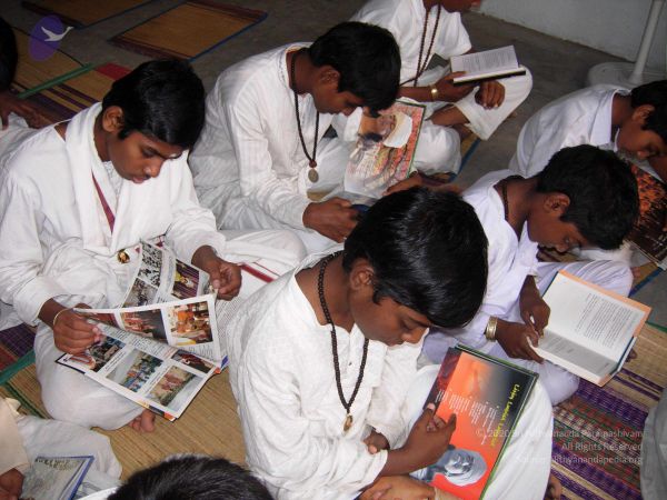2008 Gurukul Photo 200 1besy991ge8s05Xh2nfhA02ORy3W8JiwW.jpg