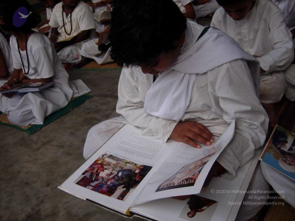 2008 Gurukul Photo 212 1P1qbpjoLFcFGotTxJLvtH-CBtmlIhEF0.jpg