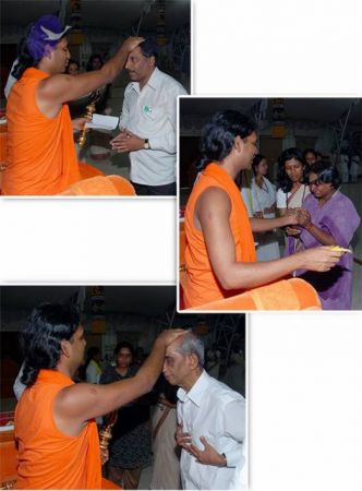 20100701 evening-darshan CMP WM1.jpg