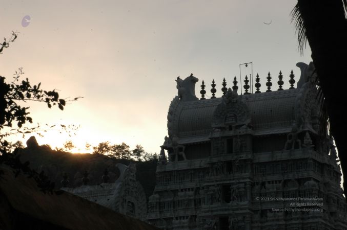 ArunachaleshwaraTemple KrittikaMandapam 11Nov2006 Area 4 watermarked.jpg