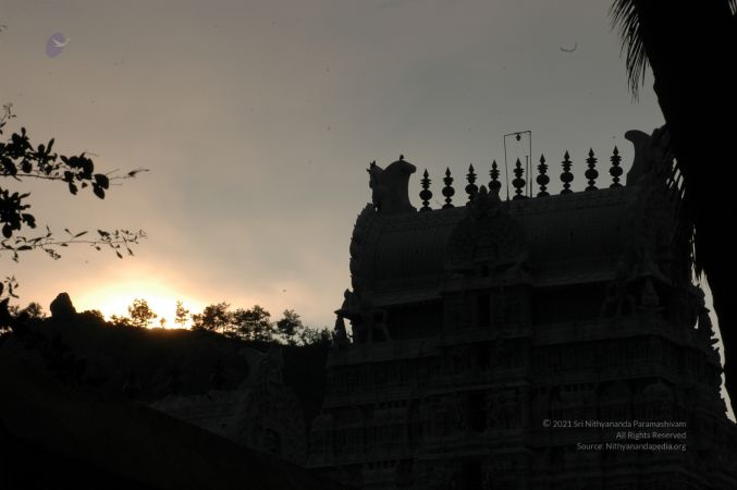 ArunachaleshwaraTemple KrittikaMandapam 11Nov2006 Area 5 watermarked.jpg