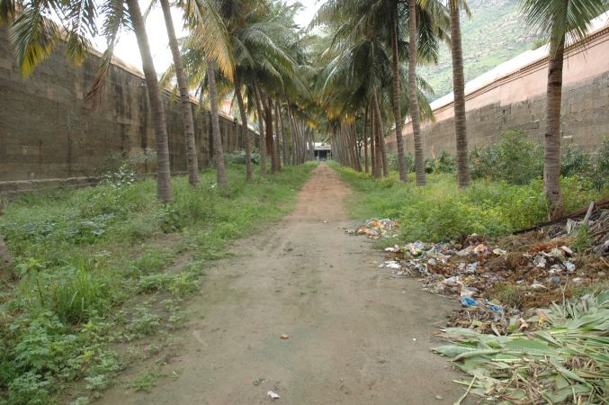 ArunachaleshwaraTemple KrittikaMandapam 11Nov2006 Pathway 2 watermarked.jpg