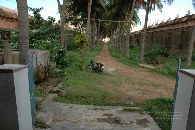 ArunachaleshwaraTemple KrittikaMandapam 11Nov2006 Pathway 5 watermarked.jpg