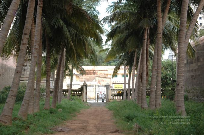 ArunachaleshwaraTemple KrittikaMandapam 11Nov2006 Pathway 8 watermarked.jpg