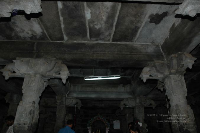 ArunachaleshwaraTemple KrittikaMandapam 11Nov2006 Pillars 13 watermarked.jpg