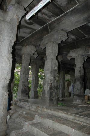 ArunachaleshwaraTemple KrittikaMandapam 11Nov2006 Pillars 14 watermarked.jpg