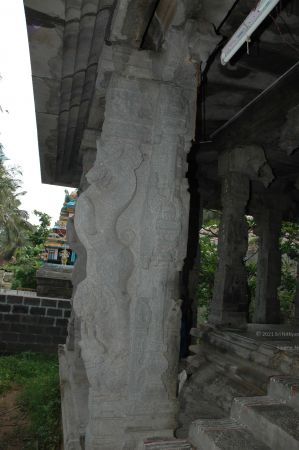 ArunachaleshwaraTemple KrittikaMandapam 11Nov2006 Pillars 15 watermarked.jpg
