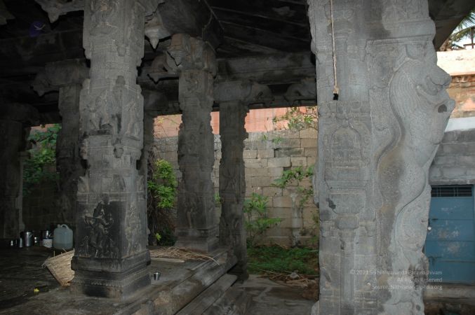 ArunachaleshwaraTemple KrittikaMandapam 11Nov2006 Pillars 18 watermarked.jpg