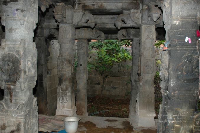 ArunachaleshwaraTemple KrittikaMandapam 11Nov2006 Pillars 1 watermarked.jpg