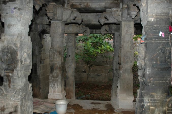 ArunachaleshwaraTemple KrittikaMandapam 11Nov2006 Pillars 1 watermarked.jpg