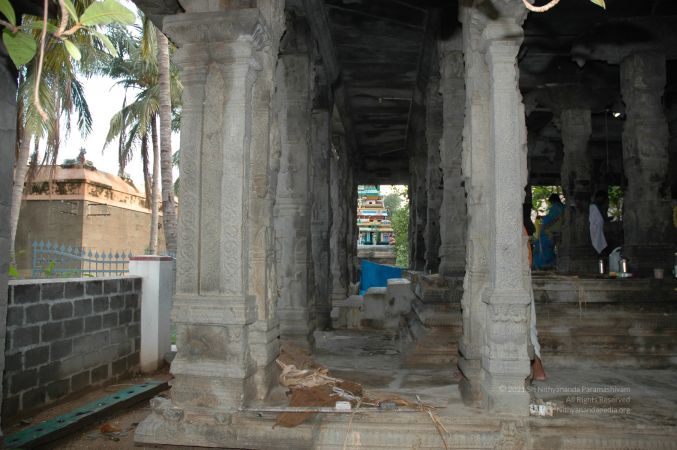 ArunachaleshwaraTemple KrittikaMandapam 11Nov2006 Pillars 20 watermarked.jpg