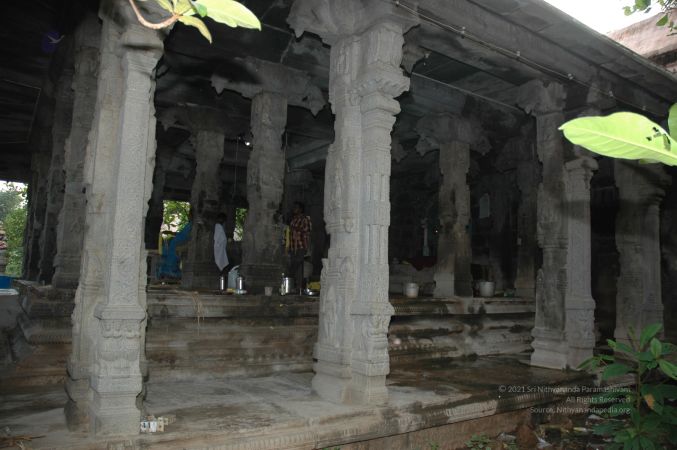 ArunachaleshwaraTemple KrittikaMandapam 11Nov2006 Pillars 21 watermarked.jpg