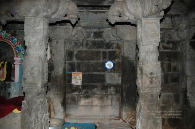 ArunachaleshwaraTemple KrittikaMandapam 11Nov2006 Pillars 2 watermarked.jpg