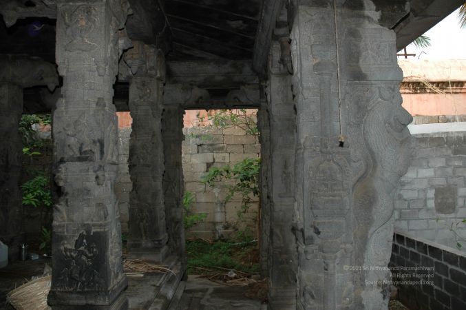 ArunachaleshwaraTemple KrittikaMandapam 11Nov2006 Pillars 4 watermarked.jpg