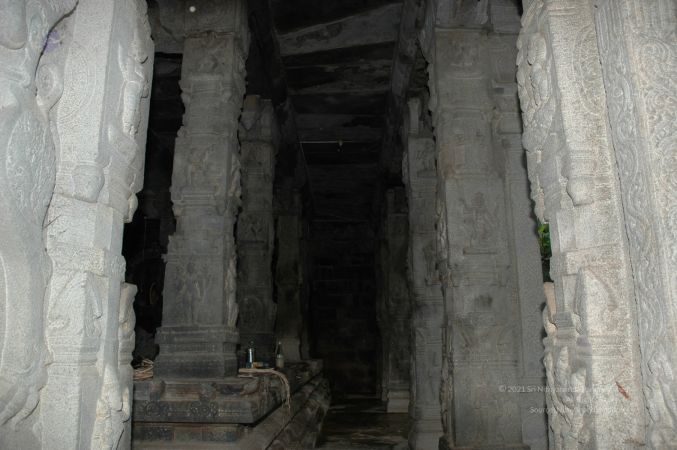 ArunachaleshwaraTemple KrittikaMandapam 11Nov2006 Pillars 5 watermarked.jpg