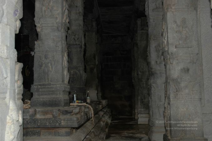 ArunachaleshwaraTemple KrittikaMandapam 11Nov2006 Pillars 6 watermarked.jpg