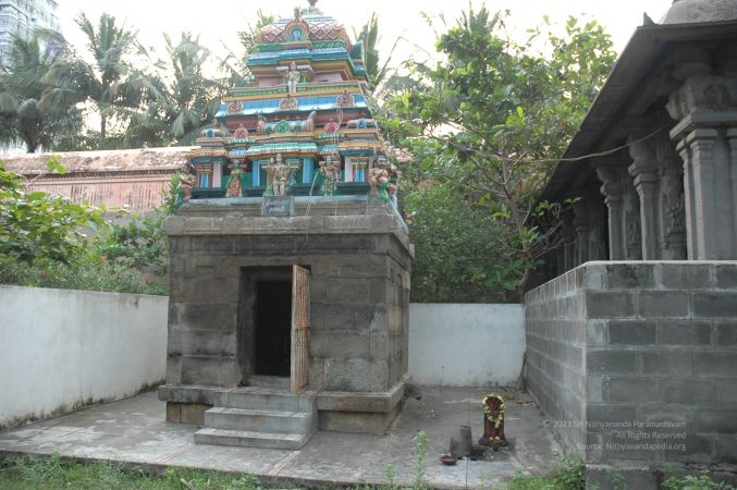 ArunachaleshwaraTemple KrittikaMandapam 11Nov2006 SubrahmanyaShrineOnRight 1 watermarked.jpg