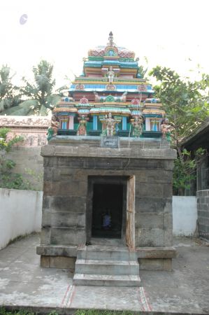 ArunachaleshwaraTemple KrittikaMandapam 11Nov2006 SubrahmanyaShrineOnRight 2 watermarked.jpg