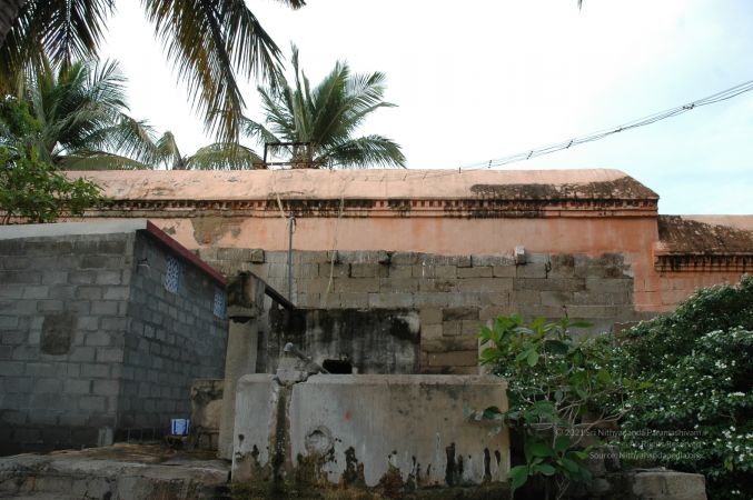 ArunachaleshwaraTemple KrittikaMandapam 11Nov2006 Well 2 watermarked.jpg