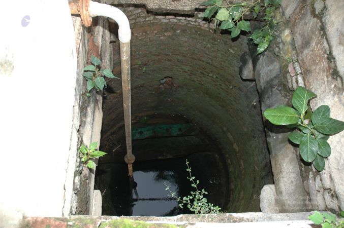 ArunachaleshwaraTemple KrittikaMandapam 11Nov2006 Well 4 watermarked.jpg