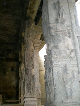 ArunachaleshwaraTemple KrittikaMandapam 2007-08 Pillars 10 watermarked.jpg