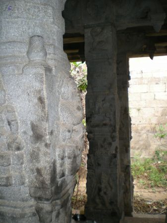 ArunachaleshwaraTemple KrittikaMandapam 2007-08 Pillars 4 watermarked.jpg