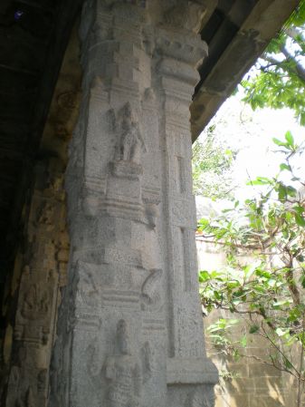 ArunachaleshwaraTemple KrittikaMandapam 2007-08 Pillars 9 watermarked.jpg