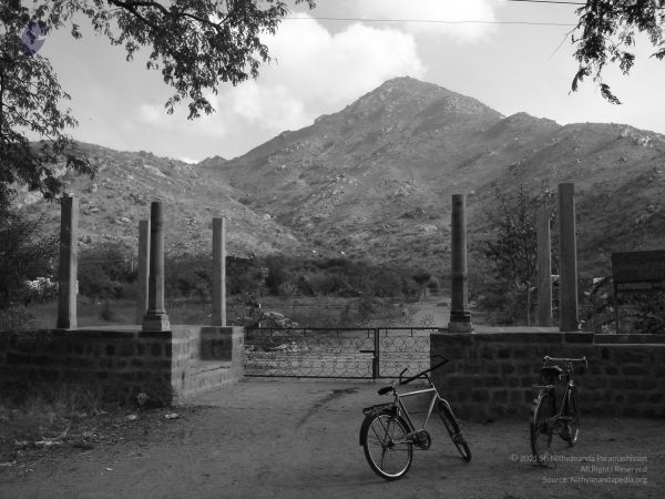 HILL Tiruvannamalai Arunachala 6Apr2007 (56)-48.jpg