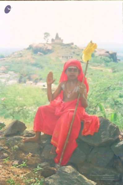 File:PavazhaKundru Sanyas Sitting.jpg