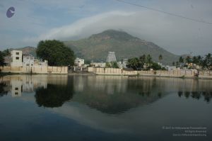 Temple Arunachala And Agni Teertam Tiruvannamalai 4Nov2006 1-01.jpg