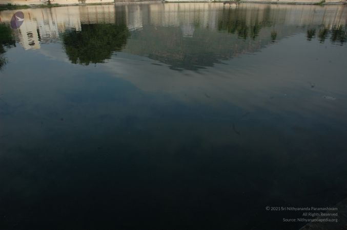 Temple Arunachala And Agni Teertam Tiruvannamalai 4Nov2006 11-10.jpg