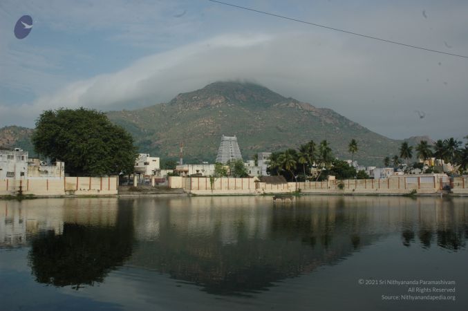 Temple Arunachala And Agni Teertam Tiruvannamalai 4Nov2006 4-03.jpg