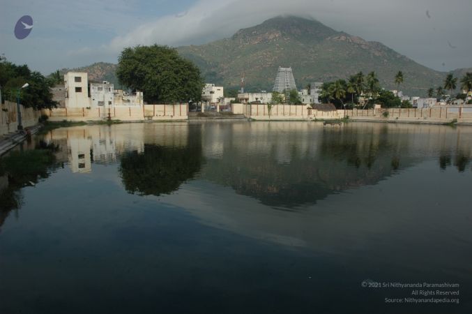Temple Arunachala And Agni Teertam Tiruvannamalai 4Nov2006 5-04.jpg