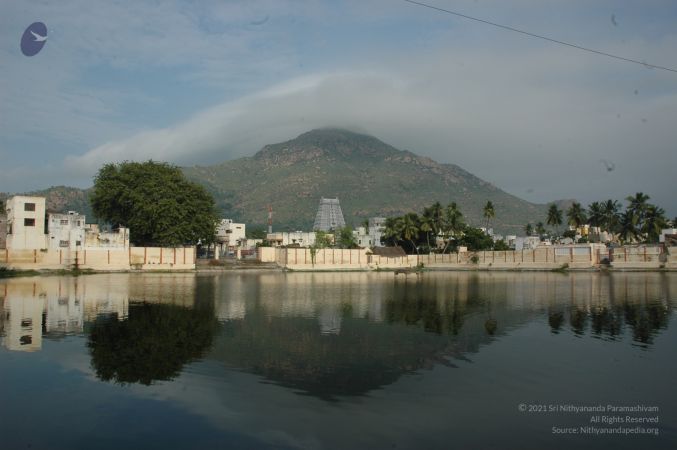 Temple Arunachala And Agni Teertam Tiruvannamalai 4Nov2006 6-05.jpg