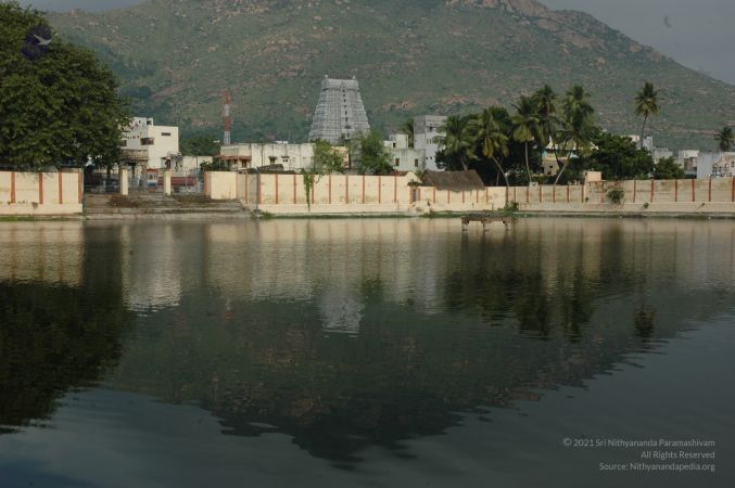 Temple Arunachala And Agni Teertam Tiruvannamalai 4Nov2006 7-06.jpg