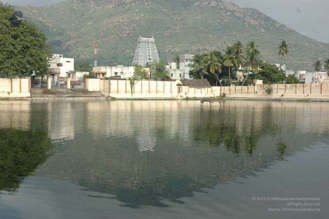 Temple Arunachala And Agni Teertam Tiruvannamalai 4Nov2006 8-07.jpg