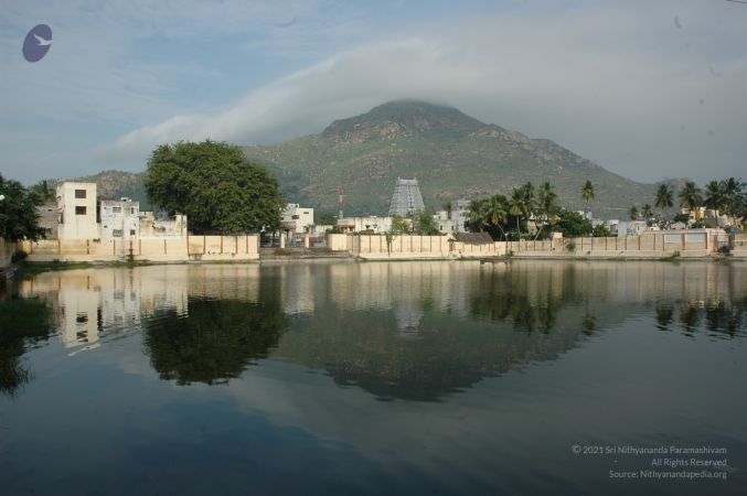 Temple Arunachala And Agni Teertam Tiruvannamalai 4Nov2006 9-08.jpg